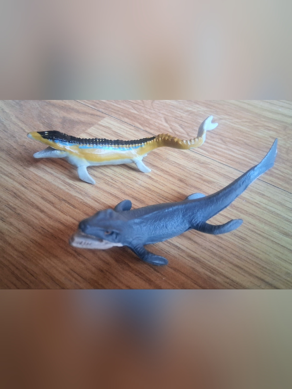 Set Of 2  Smalll Dinosaurs